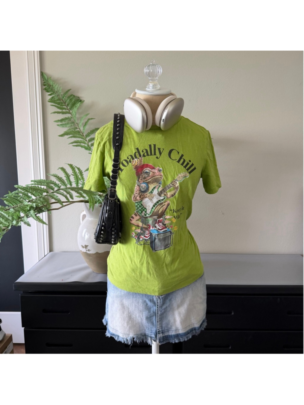 “Toadally Chill” Frog Graphic Tee Chartreuse Funny Y2K T-Shirt Size S